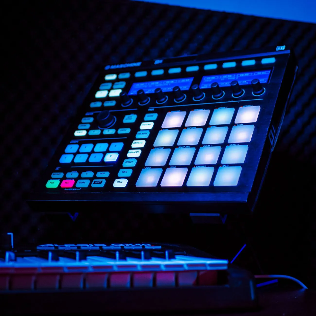 Du Studio à la Légende : Comment les Beatmakers Deviennent les Architectes Invisibles du Hip-Hop
