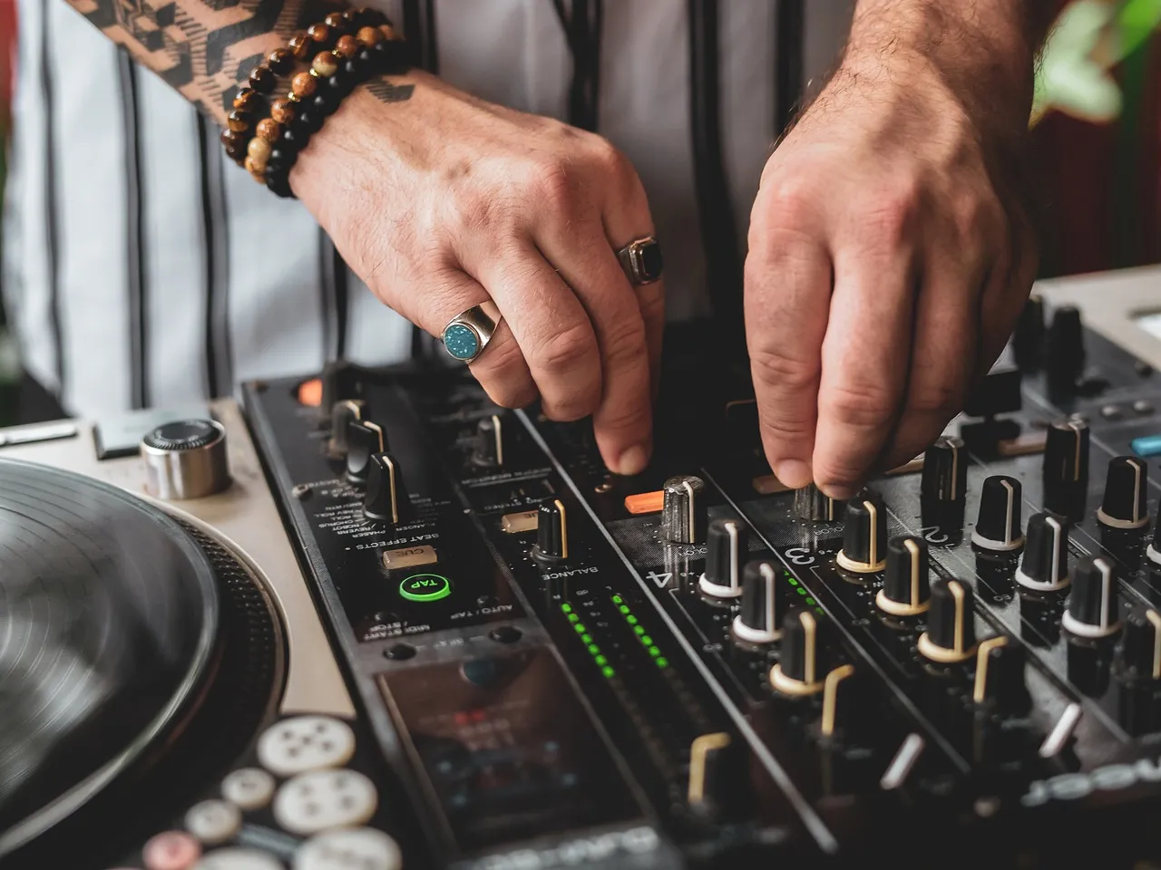 Les meilleures apps DJ mobiles 2025 : quand la technique du mix devient accessible à tous