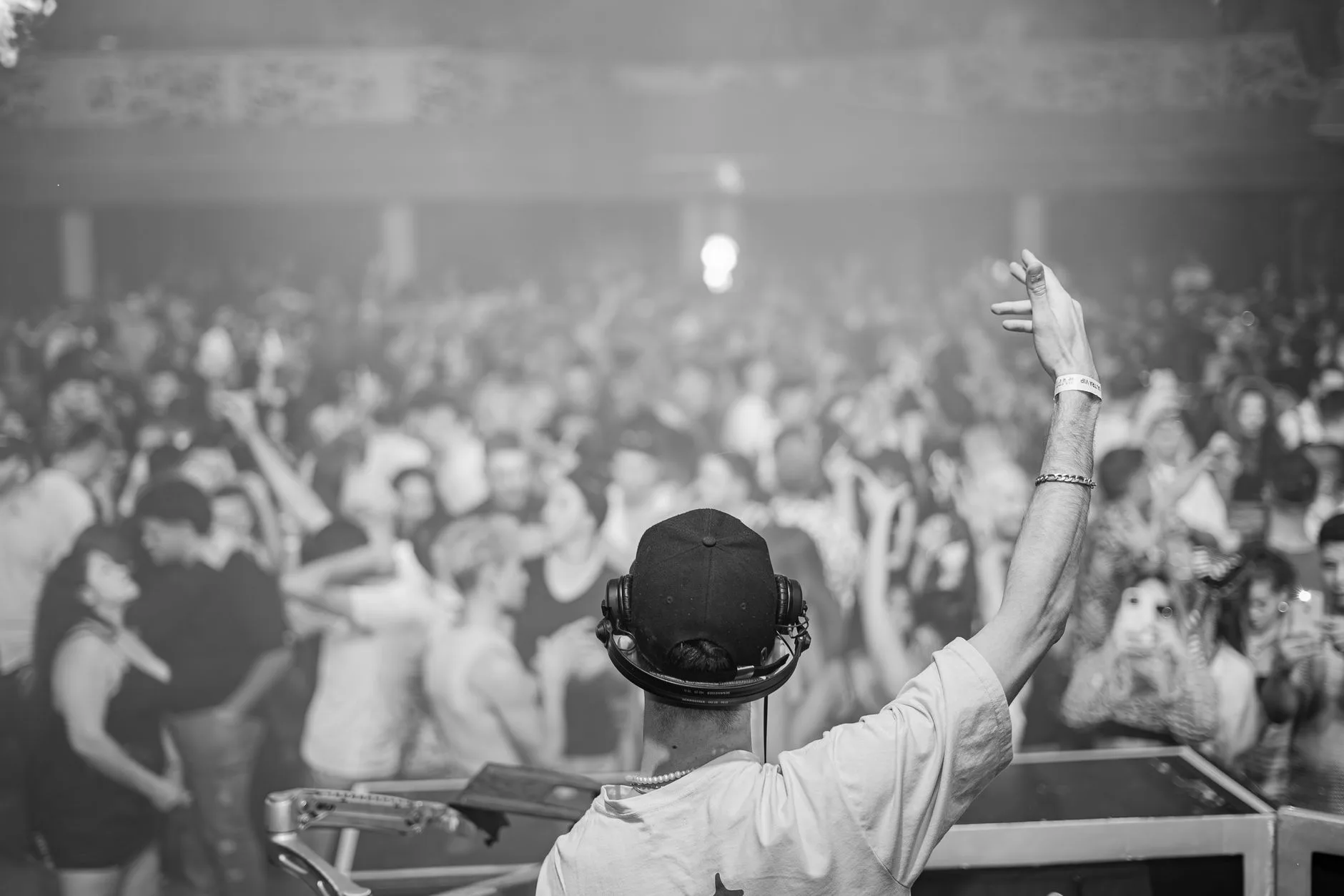 Quand les DJs Américains Transforment les Vinyles Abîmés en Instruments de Guerre Sonore