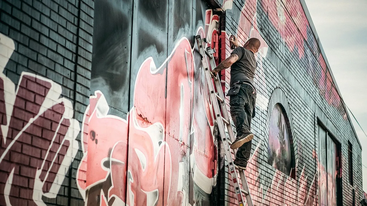 Un graffeur équatorien grave le record continental : l'histoire derrière la plus haute fresque street art d'Amérique du Sud