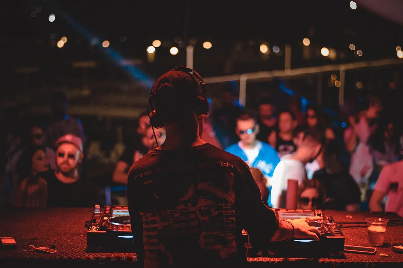Les jeunes DJ de Charleroi mixent à l'aéroport : quand la nouvelle génération prend les platines