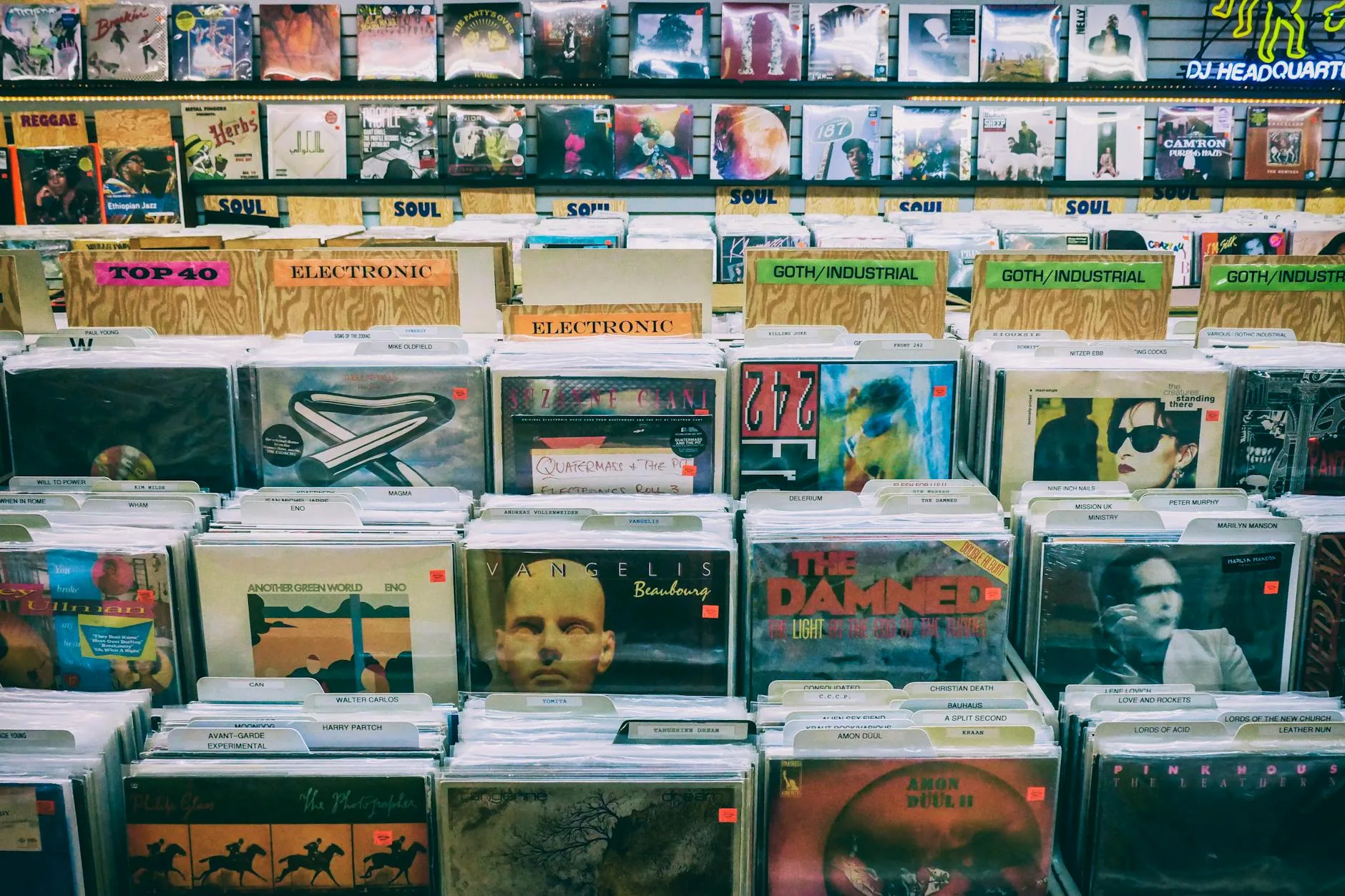 L'Onde Sonore du Vieux Vinyle : Comment les Beatmakers Américains Ressuscitent le Jazz de la Côte Ouest