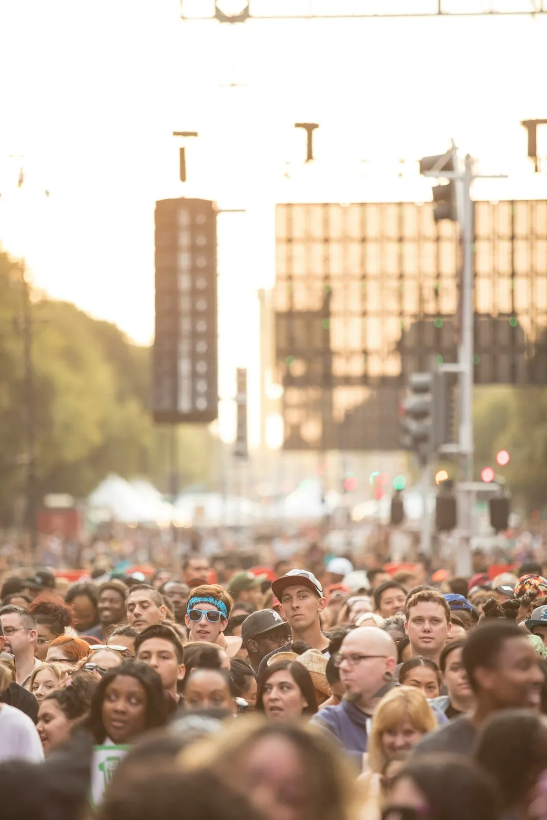 Pitbull établit un record Guinness absurde : 5 000 personnes en bonnets chauves (et la culture hip-hop s'en fout royalement)