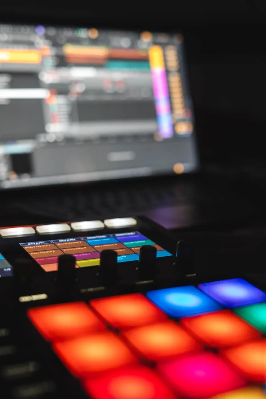 MPC2000XL vs Maschine : le débat qui divise les beatmakers américains