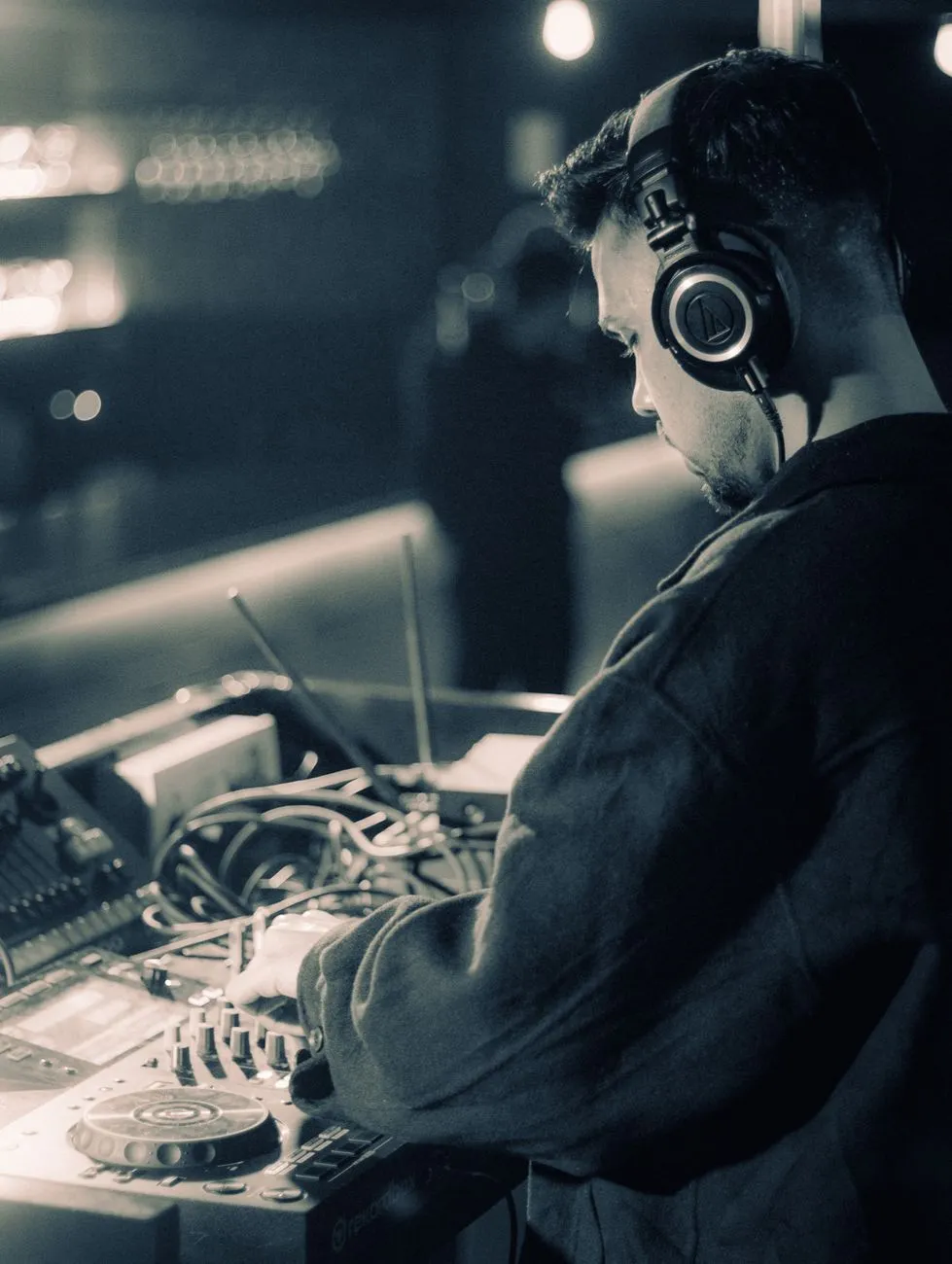 Un menuisier qui fait tourner les platines le week-end : le portrait d'un DJ hybride en Bourgogne