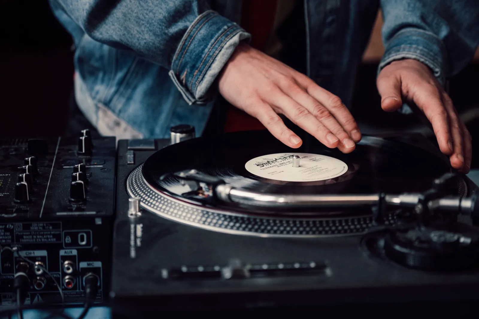 Turntablisme DIY : quand les DJs américains piratent leurs samplers pour créer du son brut