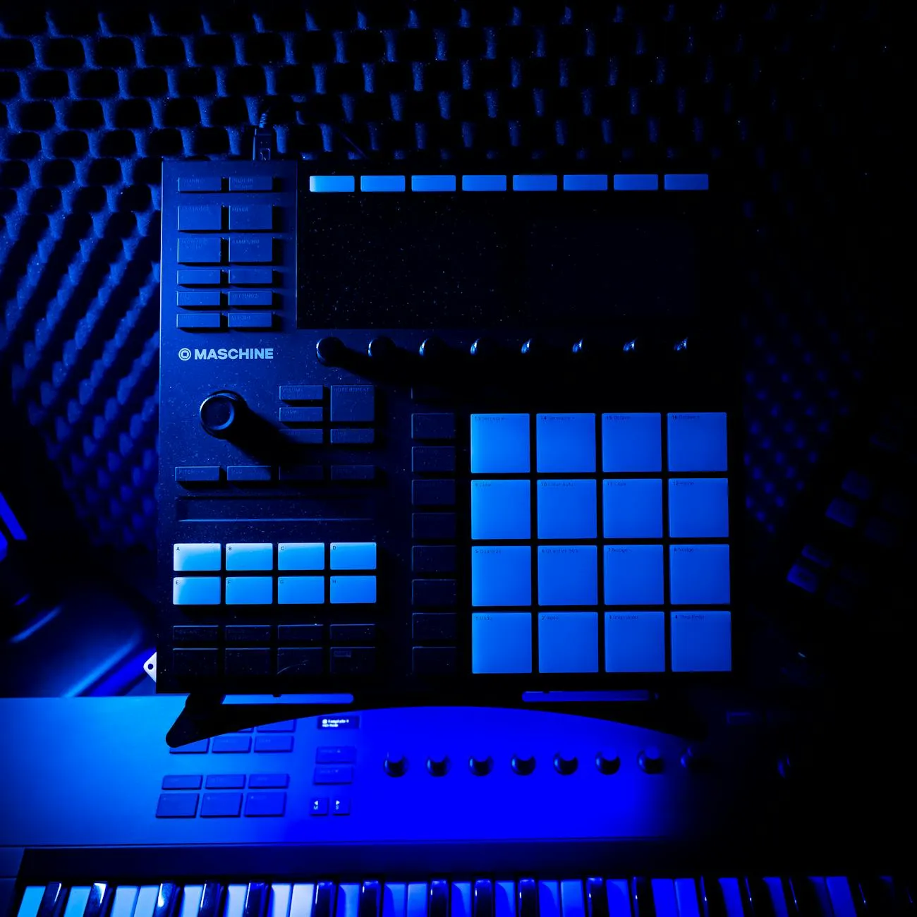 MPC Live II vs Maschine Studio : le match des beatmakers français 2025