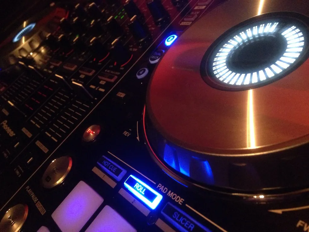 DJ en arrêt maladie pris en flagrant délit aux platines : quand la scène hip-hop se heurte à la réalité du travail
