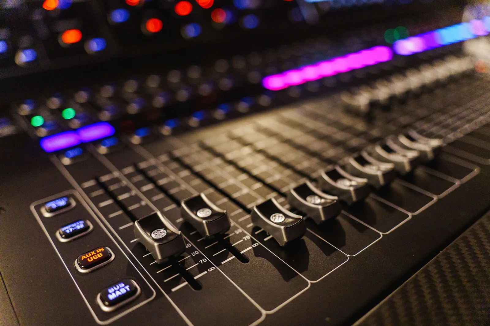 L'Invisible Architecture : Comment le Layering Transforme les Beatmakers en Compositeurs Symphoniques