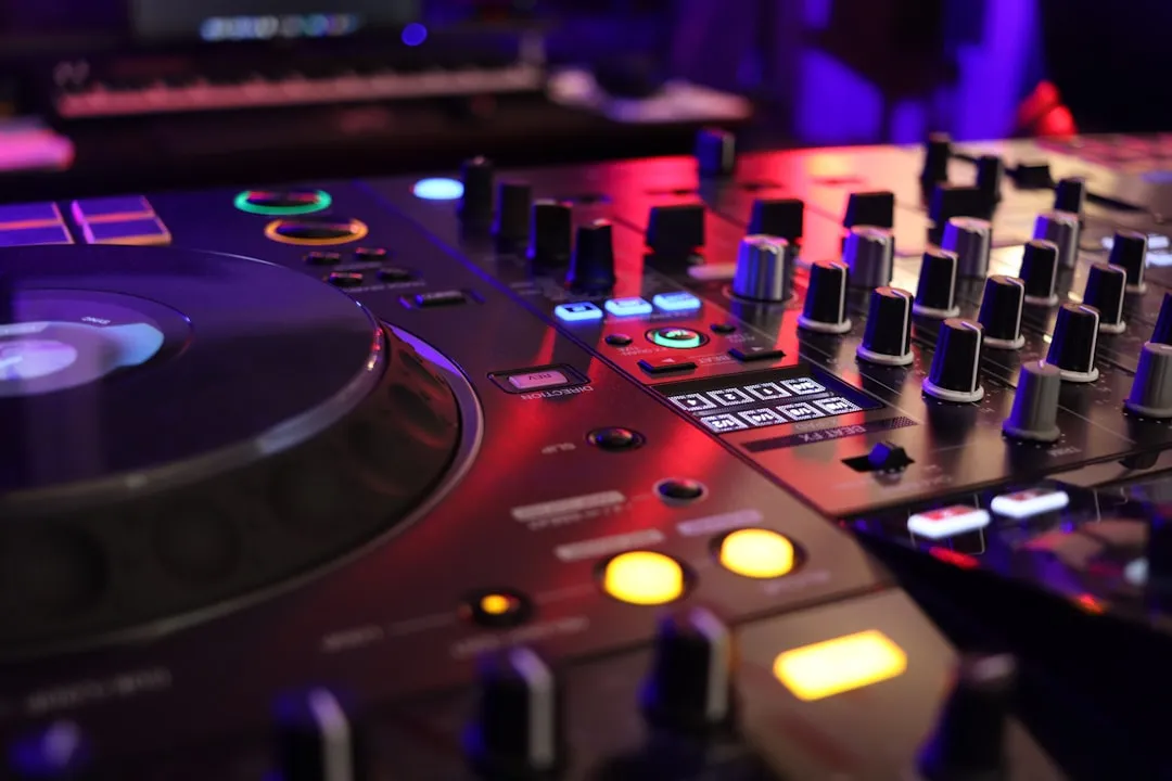 Pioneer DJ sort le DDJ-REV5 : le contrôleur qui ravive le scratch en 2025
