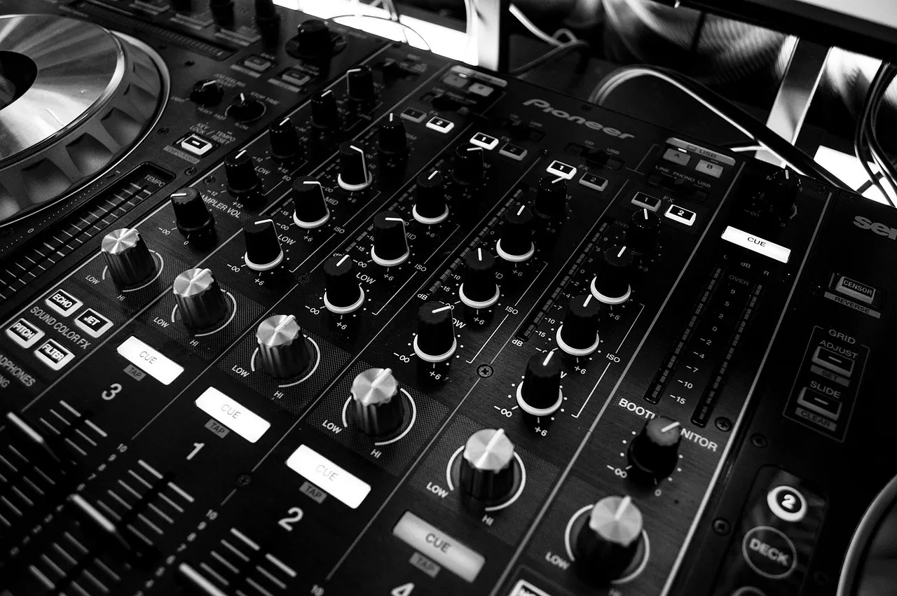 RZA et DJ Scratch font danser les platines avec « Saturday Afternoon Kung Fu Theater »