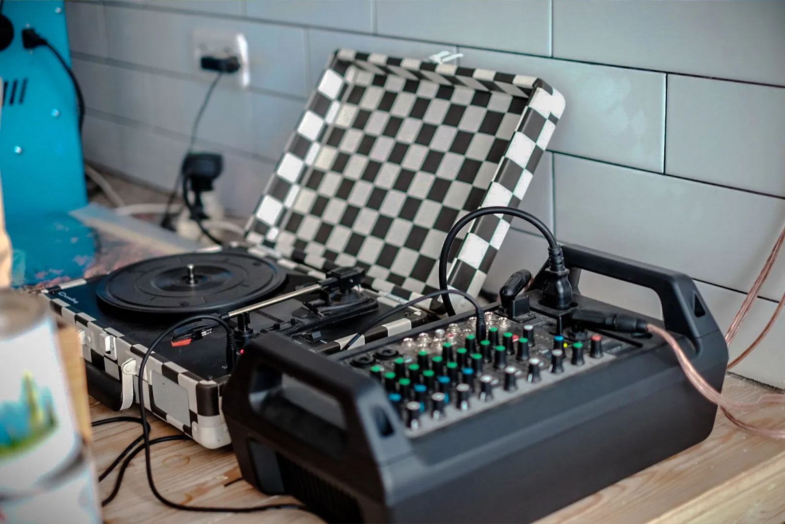 Le sampling : l'art de transformer des bribes sonores en architectures musicales