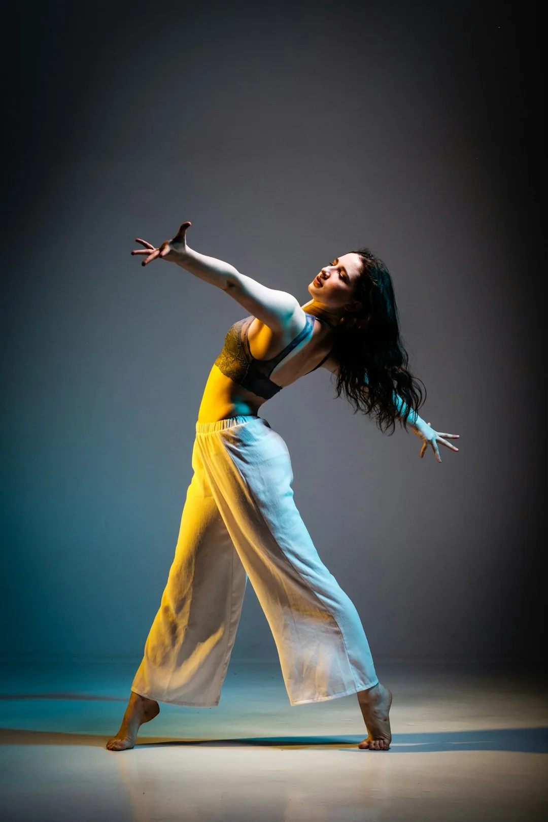 dancing woman on stageb — Photo : Morgan Petroski (Unsplash License) via Unsplash