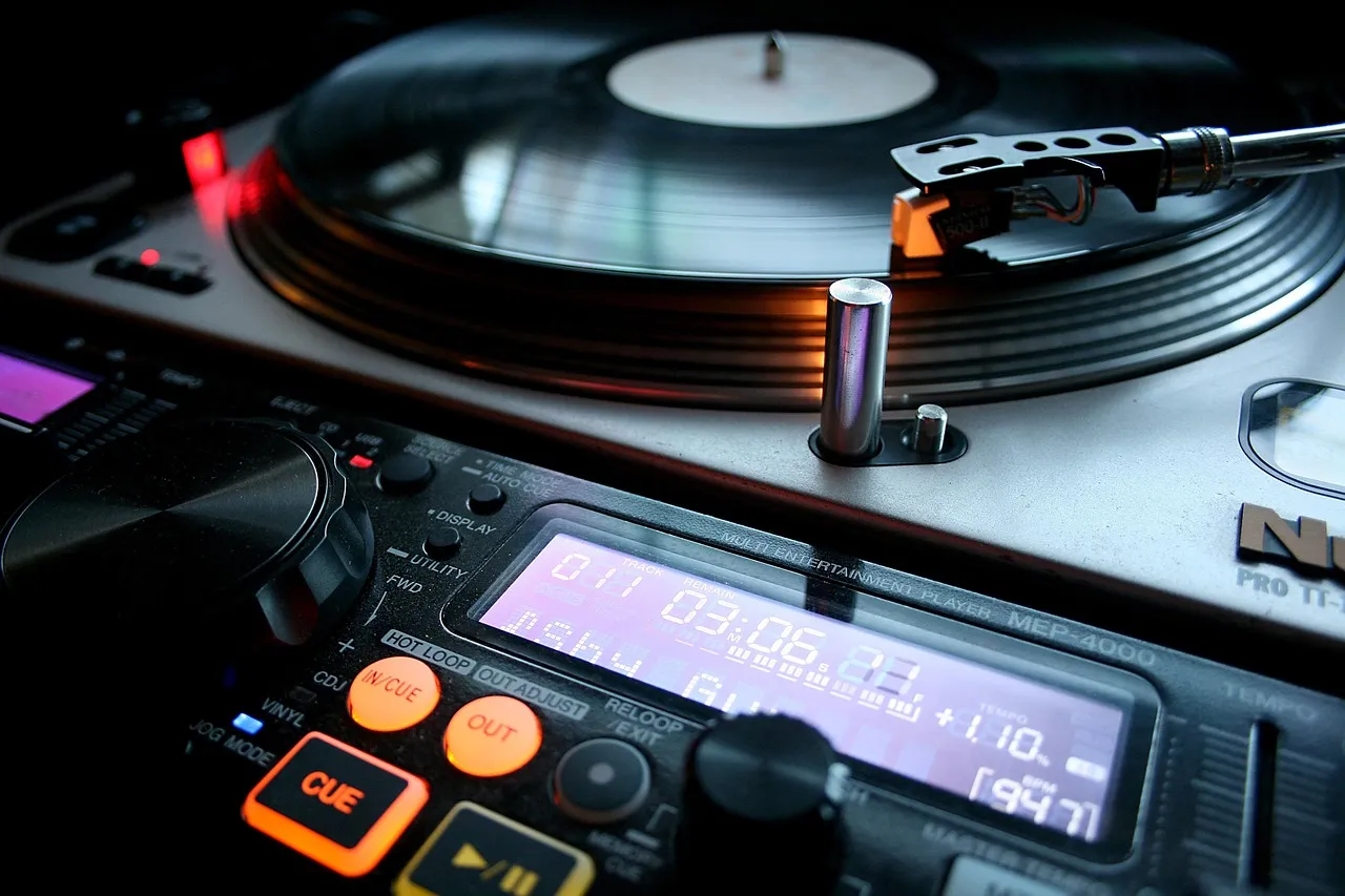 La Machine du Moulin Rouge ouvre ses portes au turntablism : quand le cabaret parisien donne une masterclass hip-hop