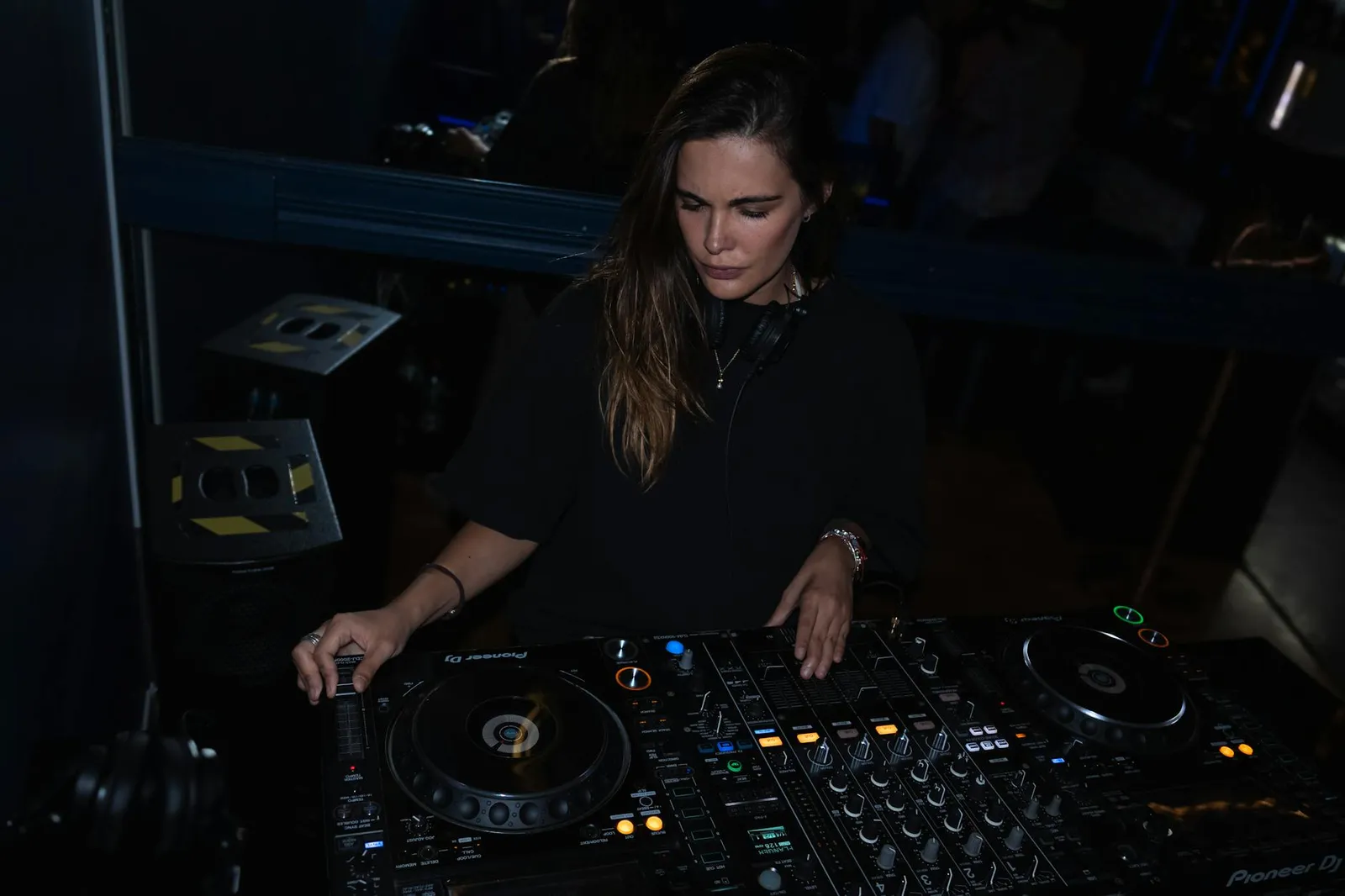 Les DJ femmes face à la maternité : comment concilier platines et vie de parent