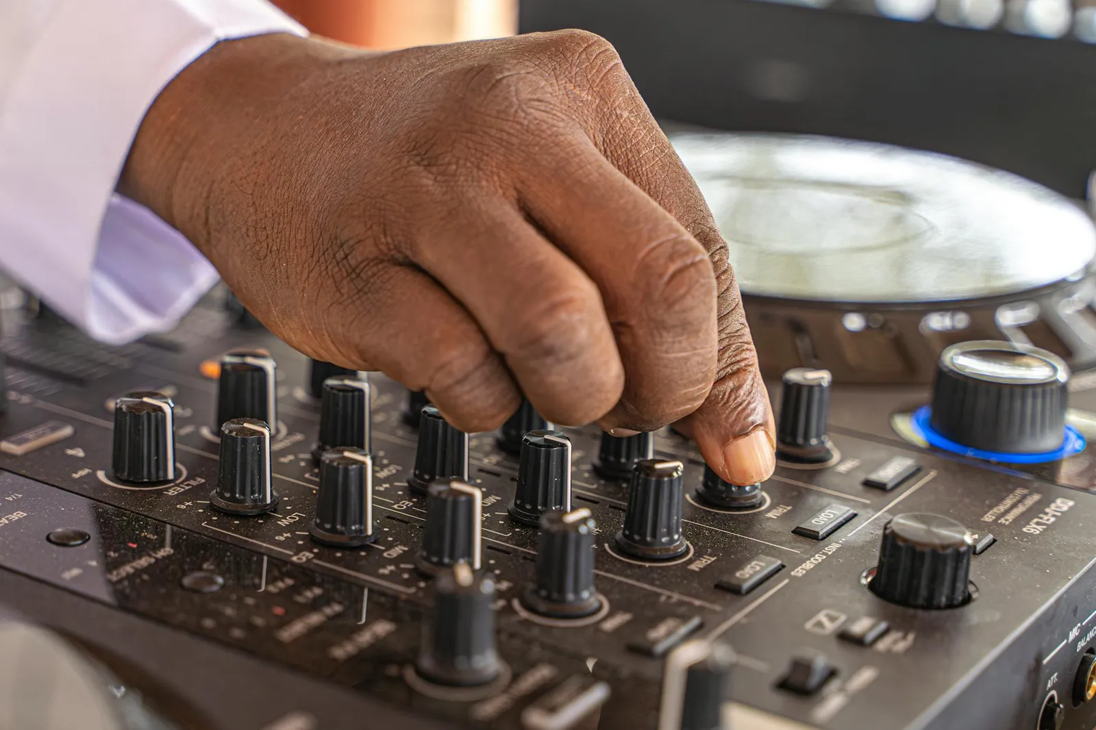 Francis Mercier : quand le DJ haïtien fait danser la diaspora aux sons d'Afrique